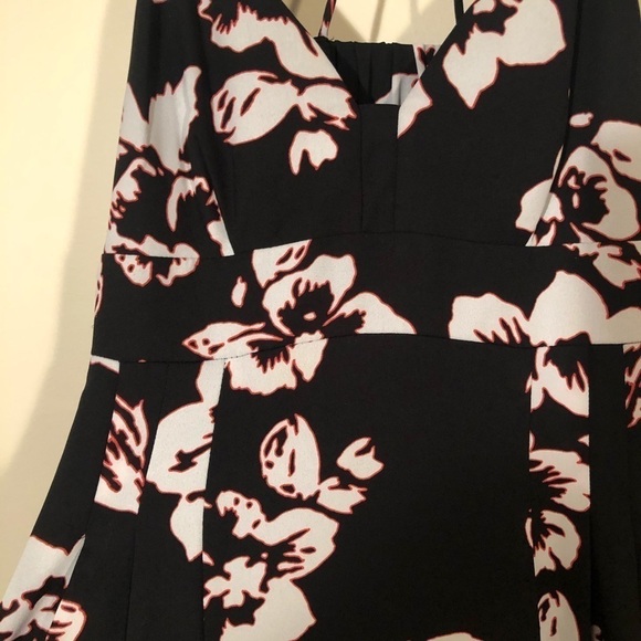 3/$25 🙌🏼 Express Romper Floral Strappy Cutout Back 0 - Picture 5 of 8